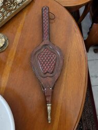 Vintage krbový mech s vyrezávaným ornamentom